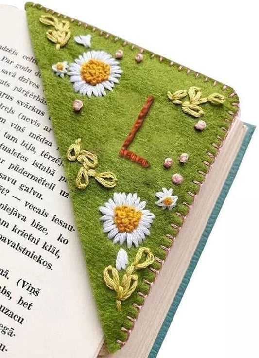 MOTEERLLU Personalized Hand Embroidered Corner Bookmark,Felt Triangle Page Stitched Handmade Bookmark,Unique Cute Flower Letter Embroidery Bookmarks Accessories for Book Lovers