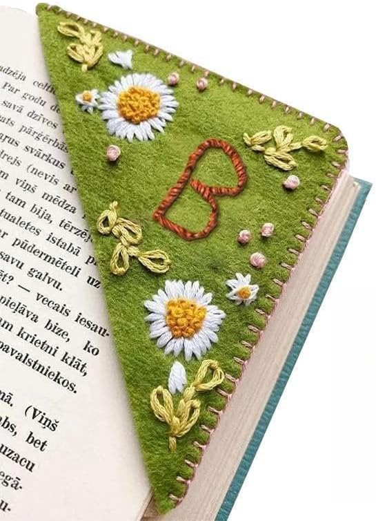 MOTEERLLU Personalized Hand Embroidered Corner Bookmark,Felt Triangle Page Stitched Handmade Bookmark,Unique Cute Flower Letter Embroidery Bookmarks Accessories for Book Lovers