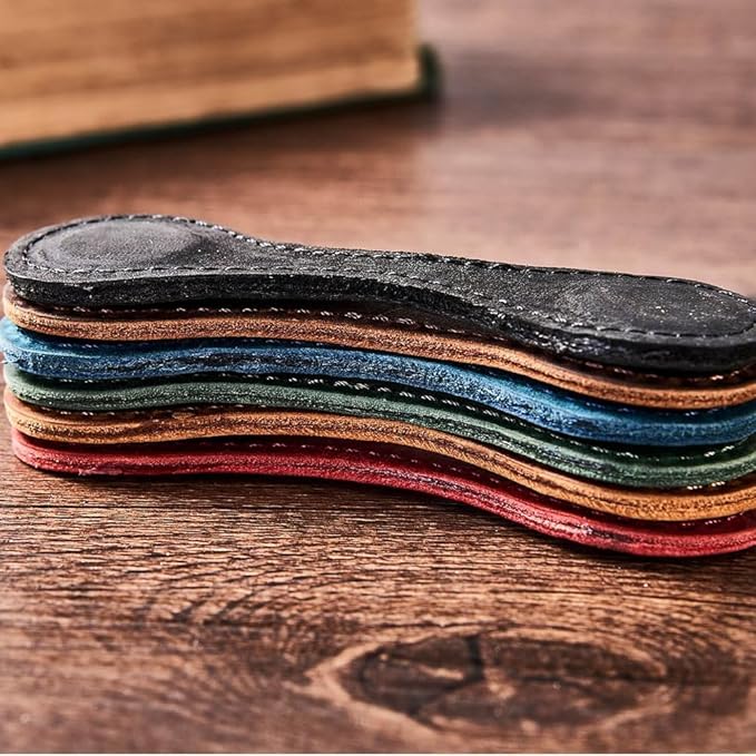 Personalized Magnetic Leather Bookmark, 26 Letters Custom Leather Bookmarks, Handmade, Leather Magnetic Bookmark for Book Lovers Readers Women Kid(Black，V）